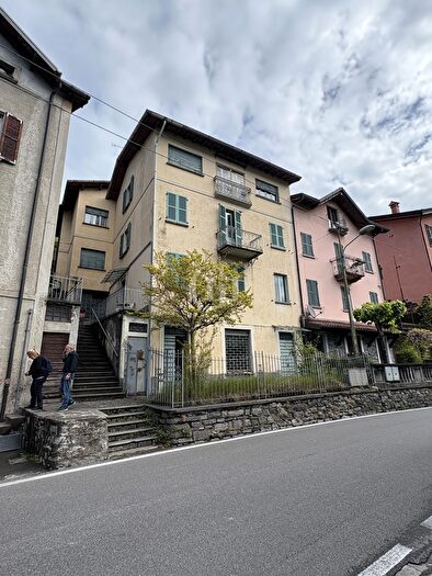 Casa con 5 locali in vendita in Tremezzina