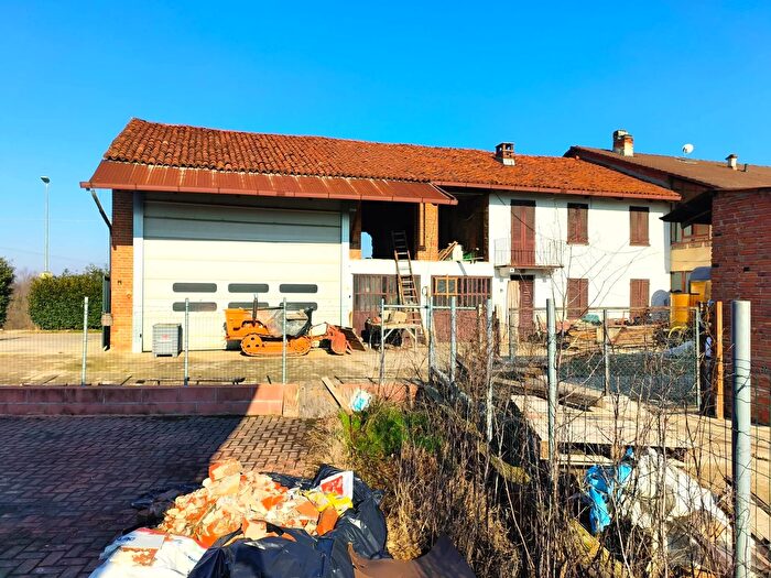 Casa quadrilocale in vendita in Valfenera