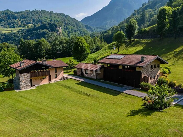 Casa con 10 locali in vendita in Bienno