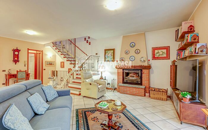 Appartamento quadrilocale in vendita in Angera