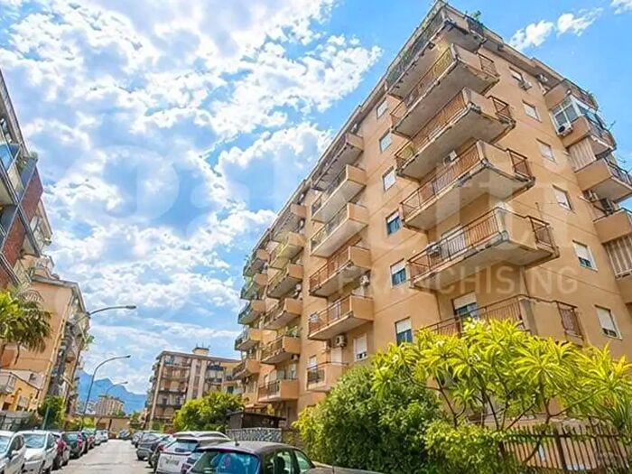 Appartamento trilocale in vendita in Via Luigi Palomes, Palermo