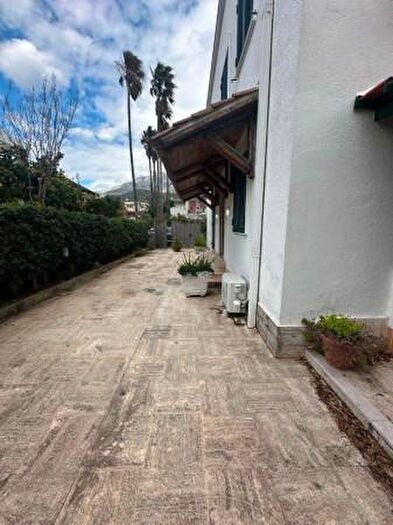 Casa con 5 locali in vendita in Via Appia Lato Napoli, Formia