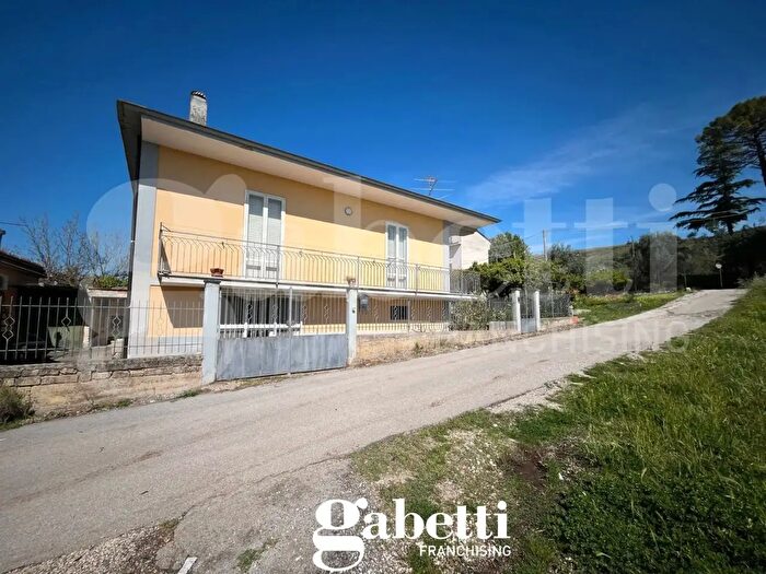 Casa con 8 locali in vendita in Via Alcide dei Gasperi, Pastorano