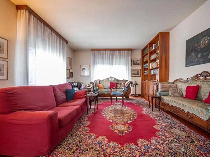 Appartamento quadrilocale in vendita in Viale Timavo, Reggio nell'Emilia