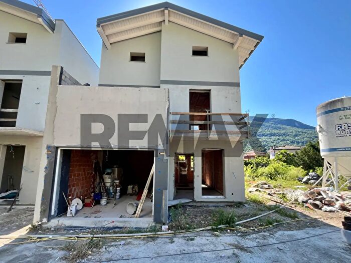Casa quadrilocale in vendita in Porto Ceresio