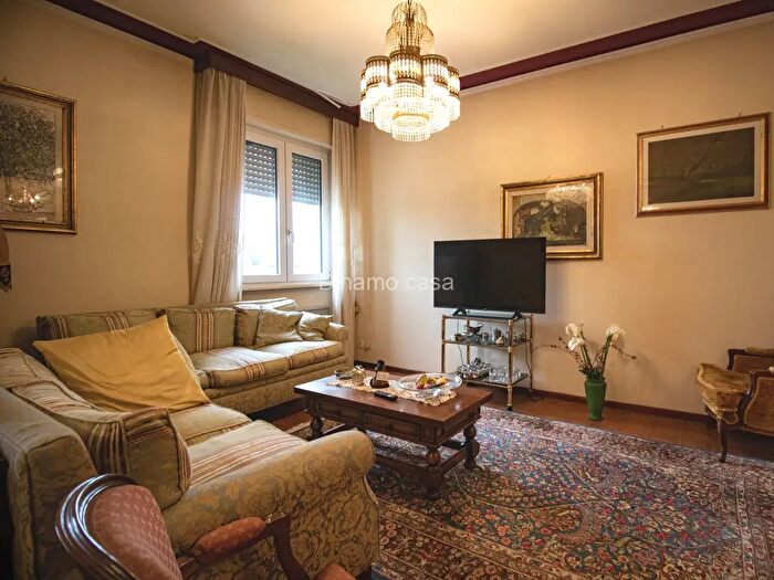 Appartamento con 5 locali in vendita in Via Cristoforo Colombo, Prato