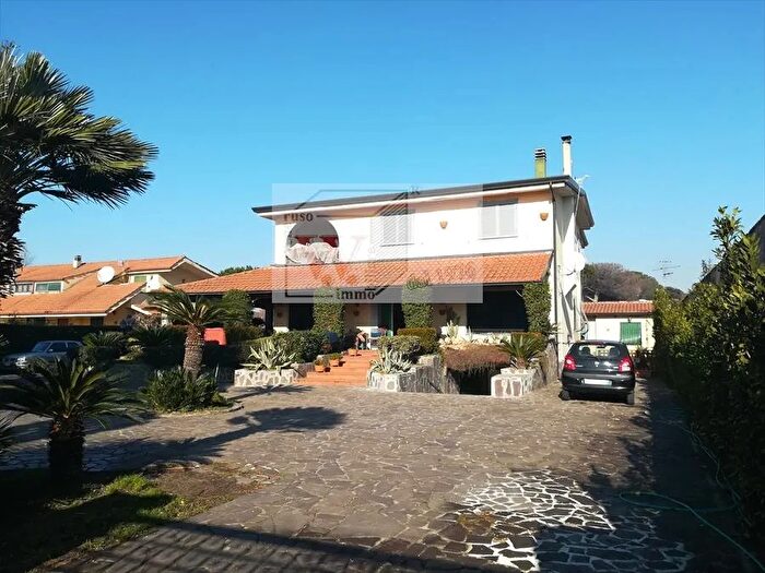 Casa con 10 locali in vendita in Via Madonna del Pantano, Giugliano In Campania