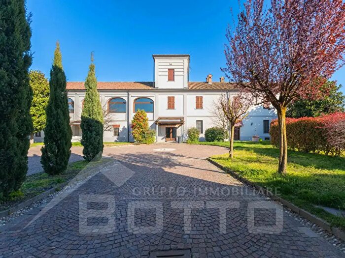 Casa con 7 locali in vendita in Via Roma, Pezzana