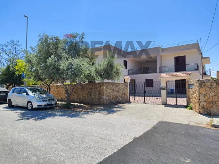 Appartamento con 8 locali in vendita in Via Raffadali, Siracusa