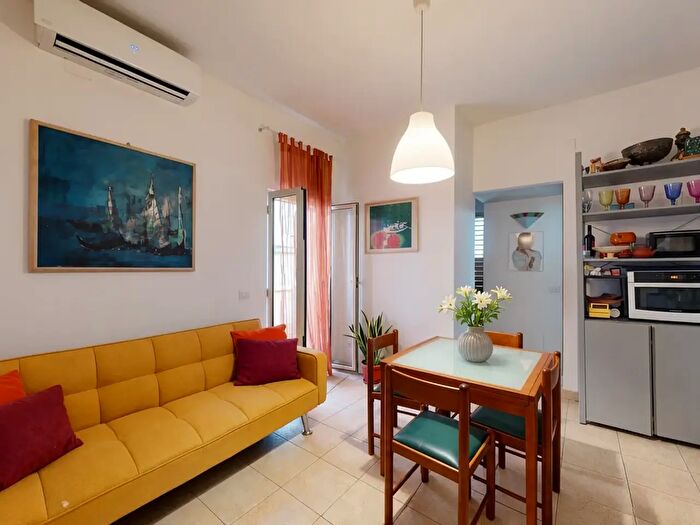 Appartamento bilocale in vendita in Via Cardinale Paolo d'Arezzo, Napoli