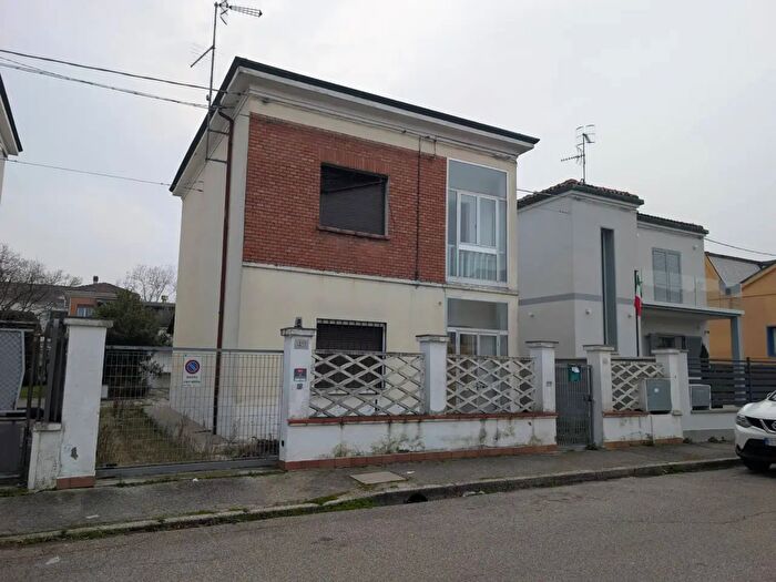 Casa quadrilocale in vendita in Via Caroli, Ferrara