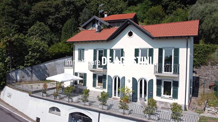 Casa con 9 locali in vendita in Via per Massino Lesa Novara, Lesa