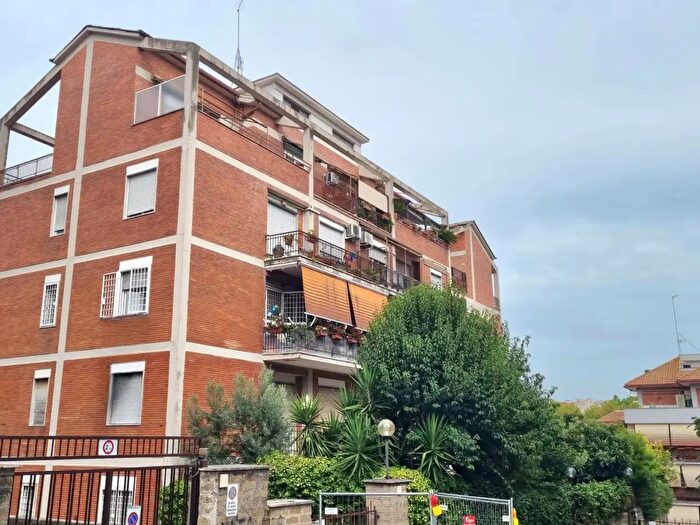 Appartamento trilocale in vendita in Via Angelo Annaratone, Roma