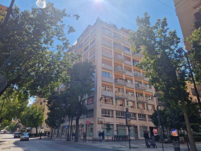 Appartamento con 6 locali in affitto in Via Principe Di Belmonte, Politeama Ruggiero Settimo, Palermo