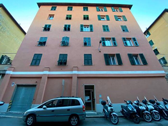 Appartamento con 6 locali in vendita in Via Antonio Burlando, Genova