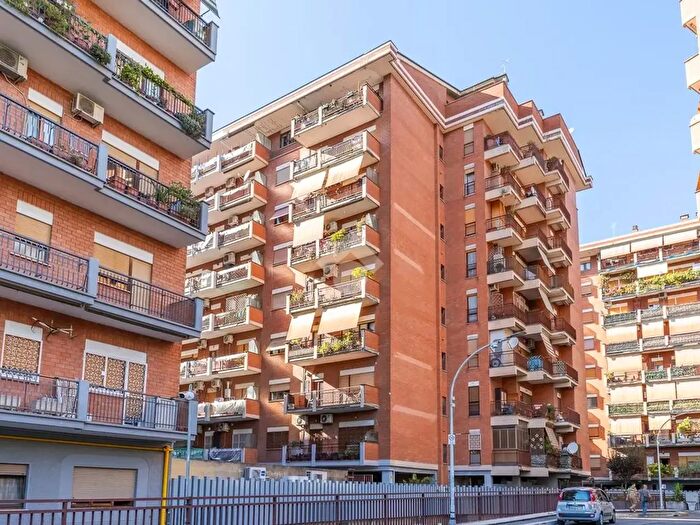 Appartamento trilocale in vendita in Via Pisino, Roma