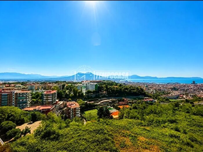 Appartamento con 7 locali in vendita in Viale degli Oleandri, Napoli
