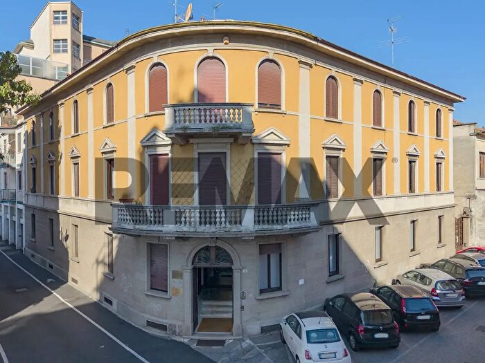 Appartamento trilocale in vendita in Via San Michele, Busto Arsizio