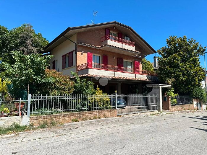 Casa con 5 locali in vendita in Via Tavullia, Gradara