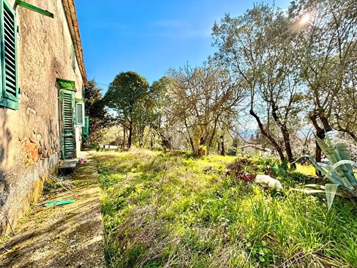 Casa con 6 locali in vendita in Via Castra, Capraia E Limite