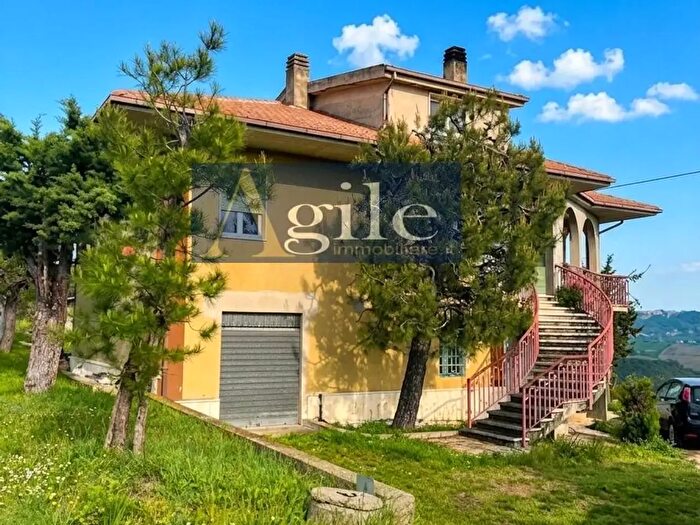 Casa con 8 locali in vendita in Contrada San Lazzaro, Offida