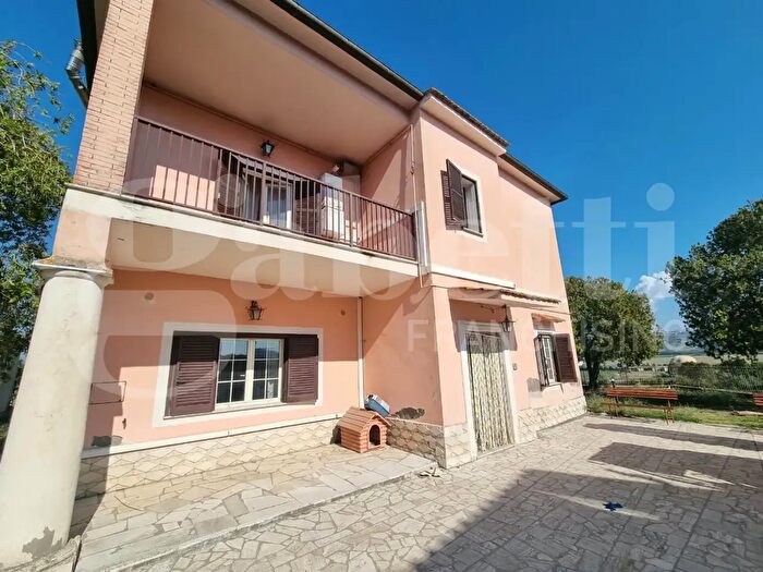 Casa con 8 locali in vendita in Località Schiena d'Asino, Sant'Oreste