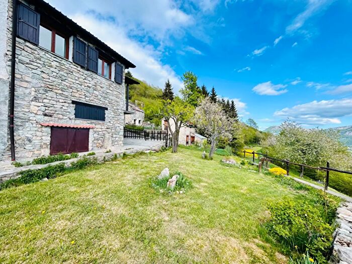 Casa quadrilocale in vendita in Frazione Quarzina Località Brignacchi, Ormea