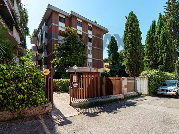 Appartamento trilocale in vendita in Via Angelo Messedaglia, Roma