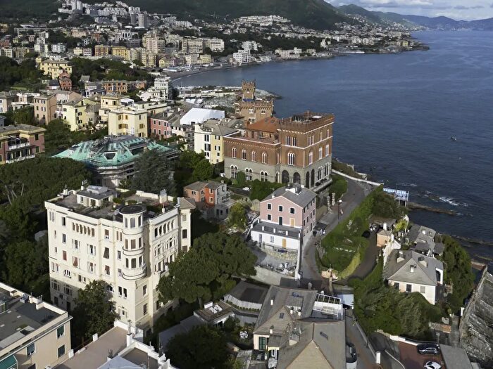 Appartamento con 6 locali in vendita in Via al Capo di Santa Chiara, Genova