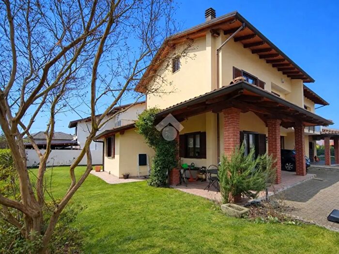 Casa con 5 locali in vendita in Via Monviso, Lozzolo
