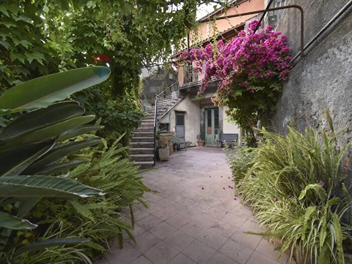 Casa con 12 locali in vendita in Vicolo Lo Giudice, Mascalucia