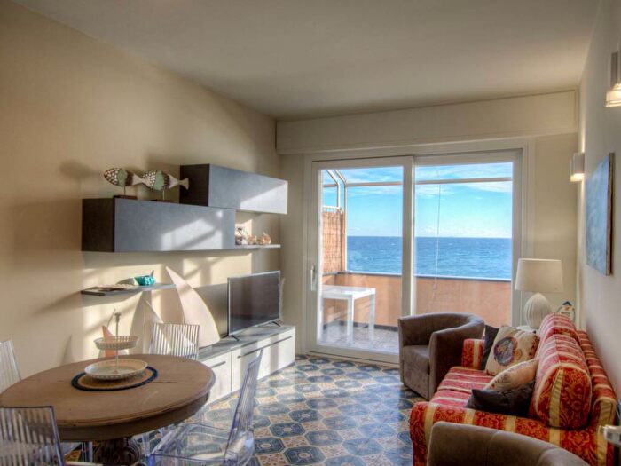 Appartamento trilocale in affitto in Via Aurelia, Varigotti, Finale Ligure