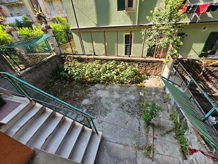 Appartamento con 5 locali in vendita in Via Maggio, Genova