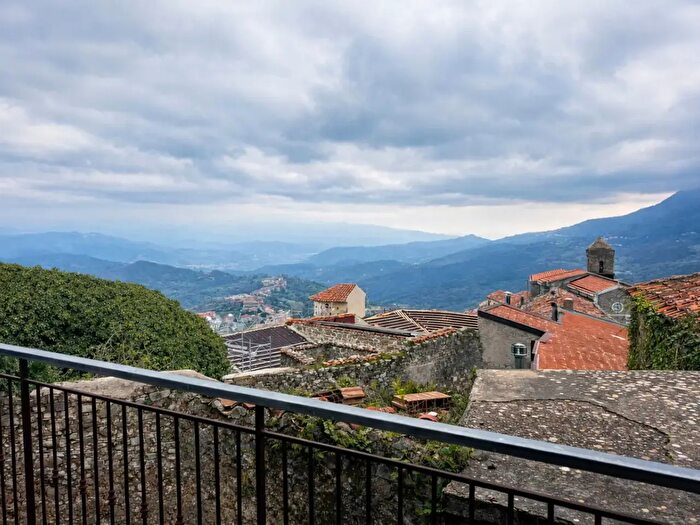 Appartamento trilocale in vendita in Via Sant'Anna Snc, Lustra