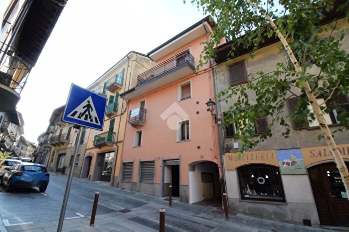 Casa con 14 locali in vendita in Via Emilio Chanoux, Chatillon