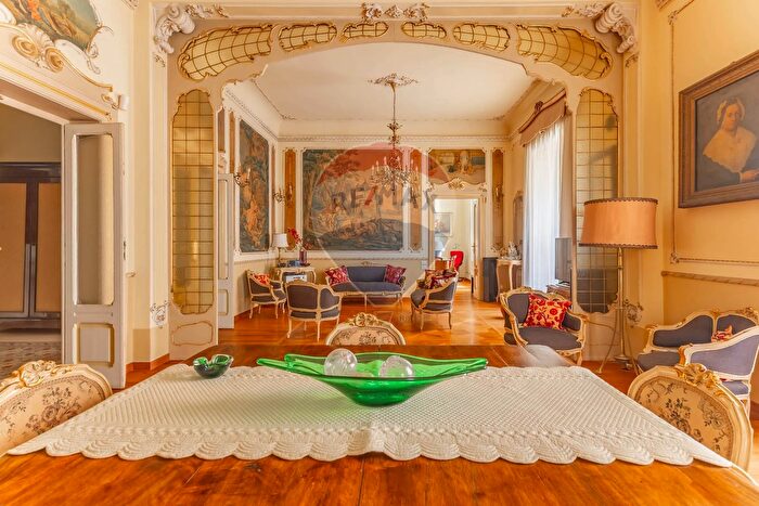 Appartamento con 10 locali in vendita in Via Salvatore Cognetti De Martiis, Bari