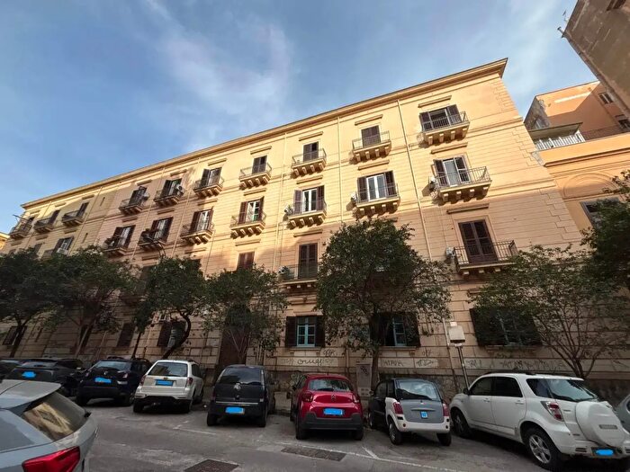 Appartamento con 7 locali in vendita in Via Catania, Palermo