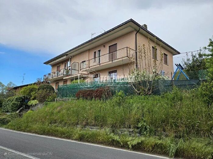 Casa con 6 locali in vendita in Via Belvedere, Lipomo