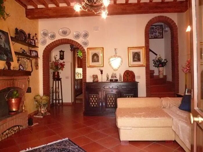 Casa quadrilocale in vendita in Via Europa Buti, Buti