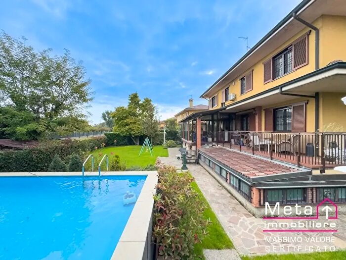 Casa con 9 locali in vendita in Via XXV Aprile, Tribiano