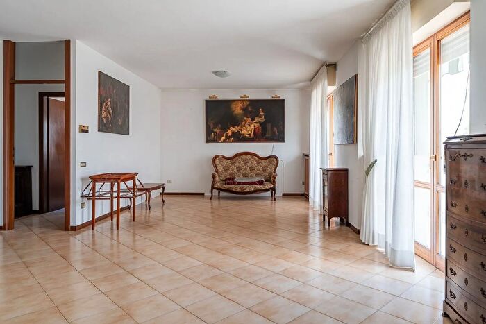 Appartamento con 5 locali in vendita in I Maggio, Voghera