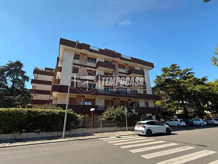 Appartamento con 5 locali in vendita in Via Alfredo Guglielmi, Foggia