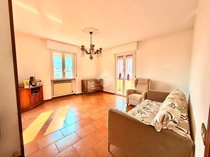 Appartamento quadrilocale in vendita in Via Rondinera, Rogno
