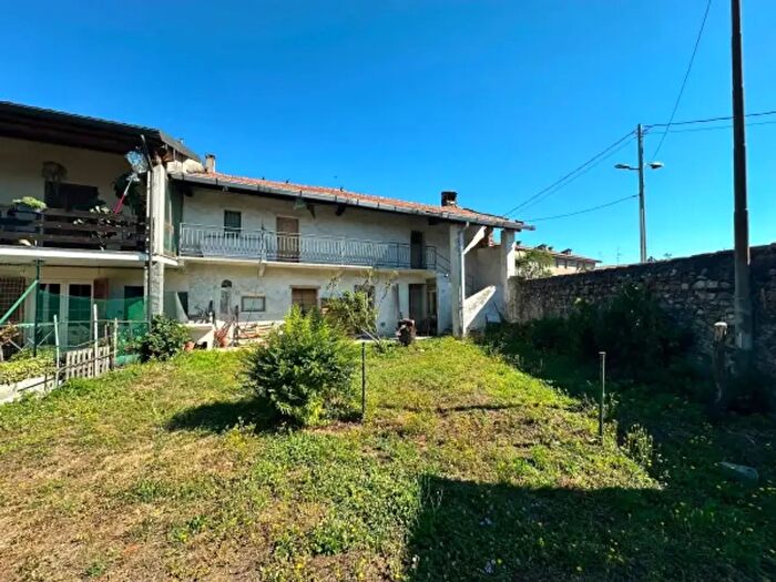 Casa quadrilocale in vendita in Momo