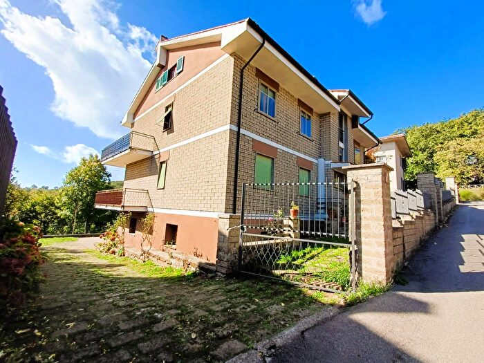 Appartamento con 8 locali in vendita in Via Giacomo Matteotti, Caprarola