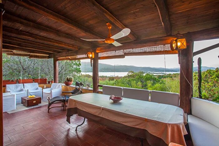 Casa con 10 locali in vendita in Via Monte Ladu, Olbia