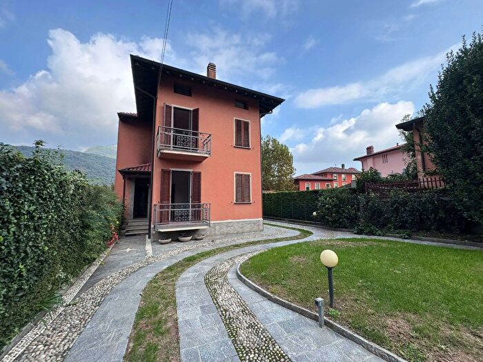 Casa quadrilocale in vendita in Eupilio