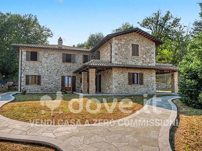Casa quadrilocale in vendita in Via San Benedetto, Folignano