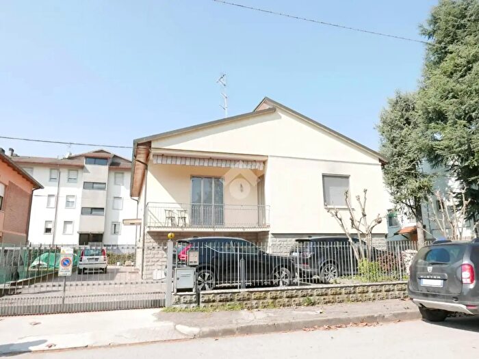 Casa quadrilocale in vendita in Via Tommaso Zoffili, Forli