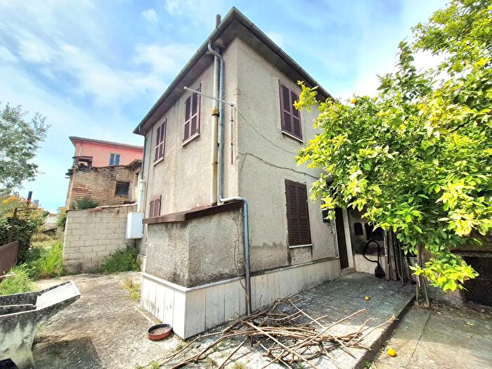 Casa con 8 locali in vendita in Monte San Giovanni Campano